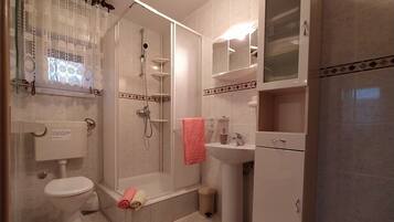 Apartment, 1 Bedroom, Smoking, Balcony | Bathroom shower