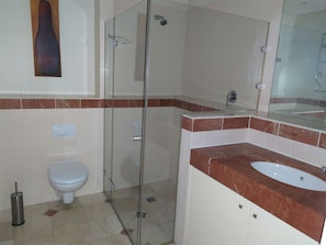 Apartamento, 3 habitaciones, patio, vistas al mar | Baño