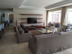 Apartamento, 3 habitaciones, patio, vistas al mar | Zona de estar