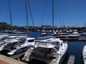 Ein Yachthafen mit mehreren vor Anker liegenden Yachten, mit großzügigen Decks und modernen Annehmlichkeiten.
