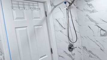 Chambre, 2 chambres, fumeurs, patio | Salle de bain
