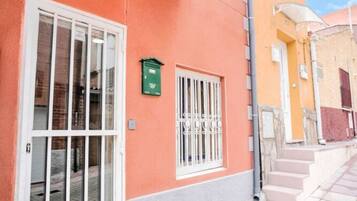 House, 6 Bedrooms, Balcony, City View | Front of property