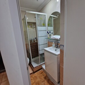 House, 6 Bedrooms, Balcony, City View | Bathroom | Hair dryer - Independent Six Room House Casa 6 Habitaciones (San Sebastian de los Reyes)