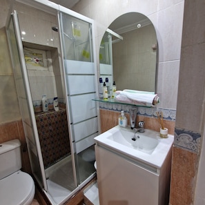 House, 6 Bedrooms, Balcony, City View | Bathroom | Hair dryer - Independent Six Room House Casa 6 Habitaciones (San Sebastian de los Reyes)