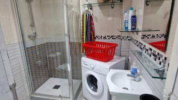 House, 6 Bedrooms, Balcony, City View | Bathroom | Hair dryer