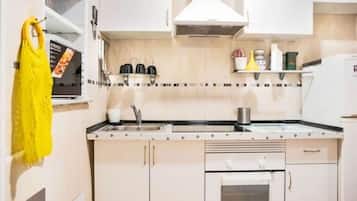 House, 6 Bedrooms, Balcony, City View | Private kitchen | Fridge, microwave, cookware/dishes/utensils