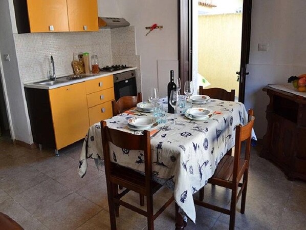 Fridge, cookware/dishes/utensils