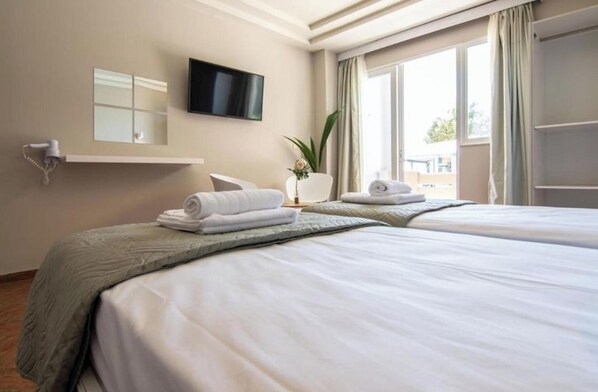 1 bedroom - Room in Guest Room - Girogiali Beach Hotel (Chania)
