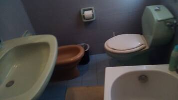 Dormitorio compartido, 1 habitación, para fumadores | Amenidades de baño