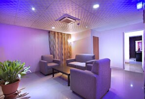 Room, 1 Bedroom, Accessible, Smoking | Living area