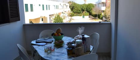 Maison, 1 chambre, balcon, vue sur la ville | Restauration en plein air