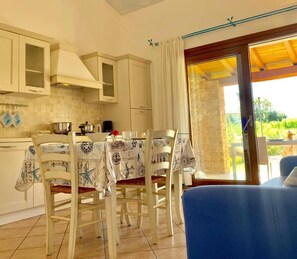 Apartment, 2 Schlafzimmer, eigener Pool, Gartenblick | Innenbereich