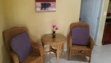 Apartment, 1 Schlafzimmer, eigener Pool | Wohnbereich