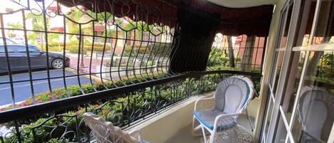 Apartment, 3 Bedrooms, Balcony, Garden View | Living area