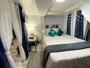 2 bedrooms, desk - Nice 2 bedroom Apt With Patio (West New York)