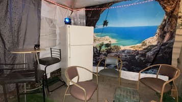 Kamer, 2 slaapkamers, roken, patio | Terrein van de accommodatie