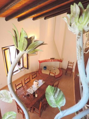Appartement, 3 slaapkamers, patio, uitzicht op bergen | Woonruimte | Een televisie