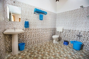 Room, 1 Bedroom, Smoking, Balcony | Bathroom | Shower