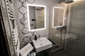 Premium appartement | Badkamer | Een haardroger, handdoeken