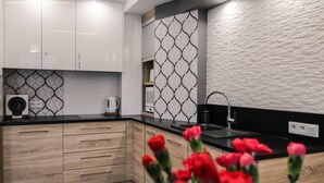 Apartamento premium | Cozinha privada | Cafeteira/chaleira, geladeira, micro-ondas, cooktop