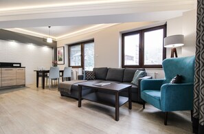 Premium Apartment | Ruang tamu | TV skrin rata 
