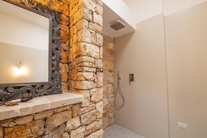 Douche, serviettes fournies
