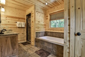 Combined shower/bathtub, towels - BELLA VISTA - Beautiful View in the Blue Ridge Mountains (Morganton)
