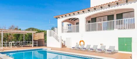 Utendørsbasseng og solsenger