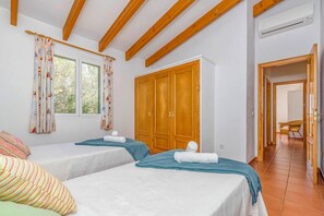 3 slaapkamers, een bureau, een strijkplank/strijkijzer, wifi