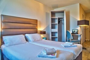 Cribs/infant beds