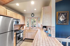 Fridge, microwave, oven, stovetop - Lucy I'm Home by Destination Big Bear : Close to Bear Mountain and Snow Summit! Mountain Views! Hot Tub! (Big Bear Lake)