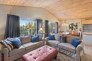 Televisie, een open haard, een dvd-speler en een stereo