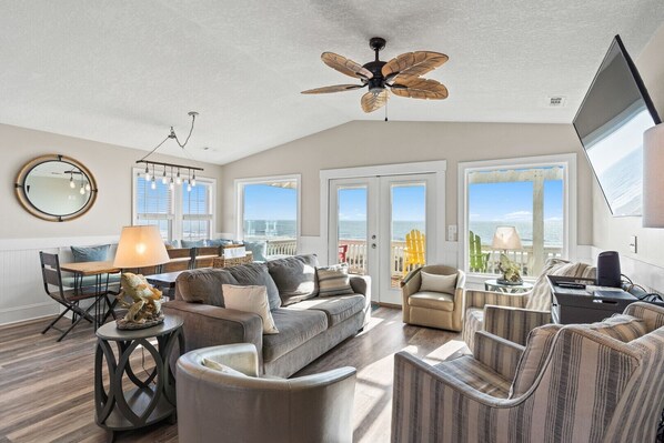 Téléviseur à écran plat, lecteur de DVD, livres