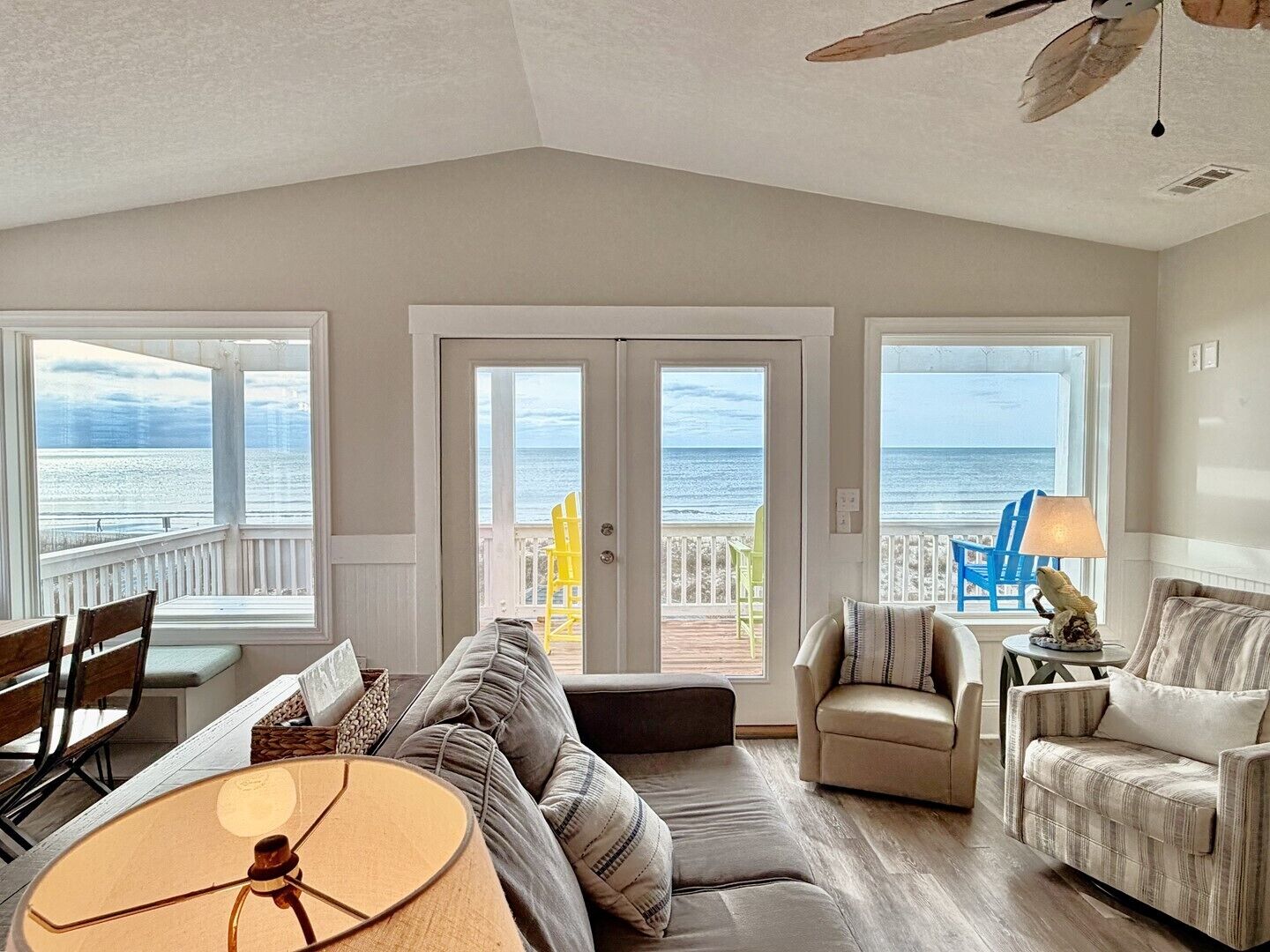 Flachbildfernseher, DVD-Player, Bücher