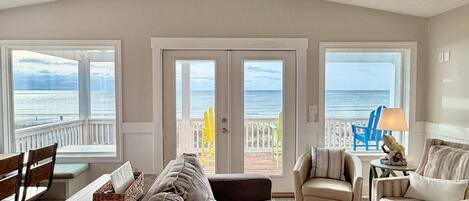 Televisión de pantalla plana, reproductor de DVD y libros