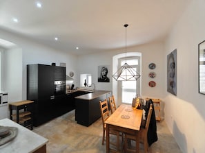 Huoneisto (Three Bedroom Apartment with Terrace ) | Yksityinen keittiö | Jääkaappi, mikroaaltouuni, liesi, astianpesukone