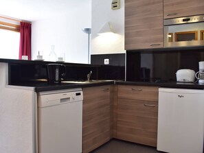 Kjøleskap, mikrobølgeovn, kokeplater og oppvaskmaskin