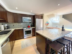 Réfrigérateur, four à micro-ondes, un four, surface de cuisson