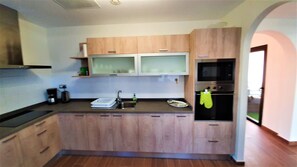 Kühlschrank, Mikrowelle, Ofen, Geschirrspüler