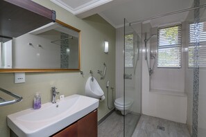 Superior Villa | Bathroom | Shower, towels - San Lameer Villa Rentals 1918 (Southbroom)