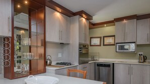 Superior Villa | Private kitchen | Full-size fridge, microwave, oven, stovetop - San Lameer Villa Rentals 1918 (Southbroom)