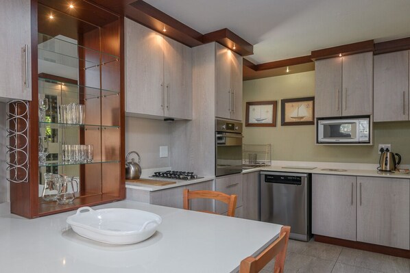 Superior Villa | Private kitchen | Full-size fridge, microwave, oven, stovetop - San Lameer Villa Rentals 1918 (Southbroom)