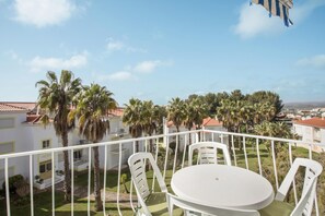 Outdoor dining - Apartment "Ariana" with Pool, Wi-Fi, Balcony, Indoor Pool & Tennis Court (Portimão)