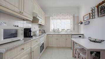 Geladeira, micro-ondas, fogão, cooktop