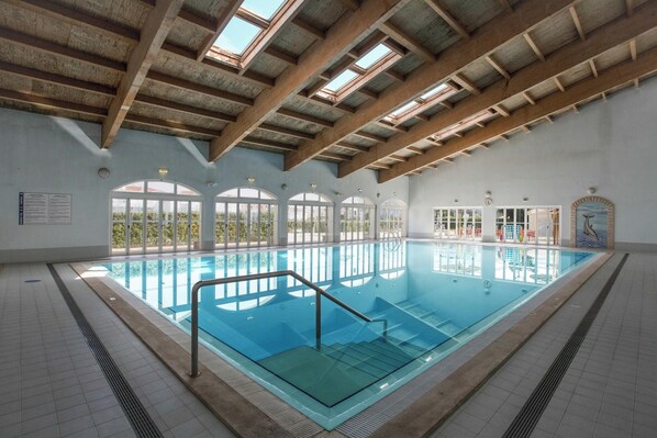Indoor pool, a heated pool - Apartment "Ariana" with Pool, Wi-Fi, Balcony, Indoor Pool & Tennis Court (Portimão)