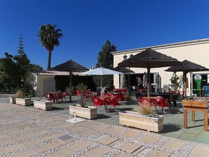 Outdoor dining - Apartment "Ariana" with Pool, Wi-Fi, Balcony, Indoor Pool & Tennis Court (Portimão)