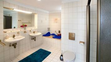 Chambre avec lits jumeaux | Salle de bain | Douche, sĂšche-cheveux, serviettes fournies