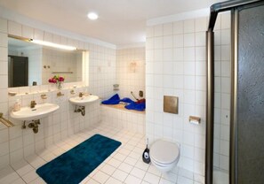 Twin Room | Bathroom | Shower, hair dryer, towels - Haus Haas (Lauda)