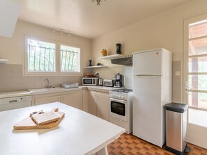 Réfrigérateur, micro-ondes, four, plaque de cuisson