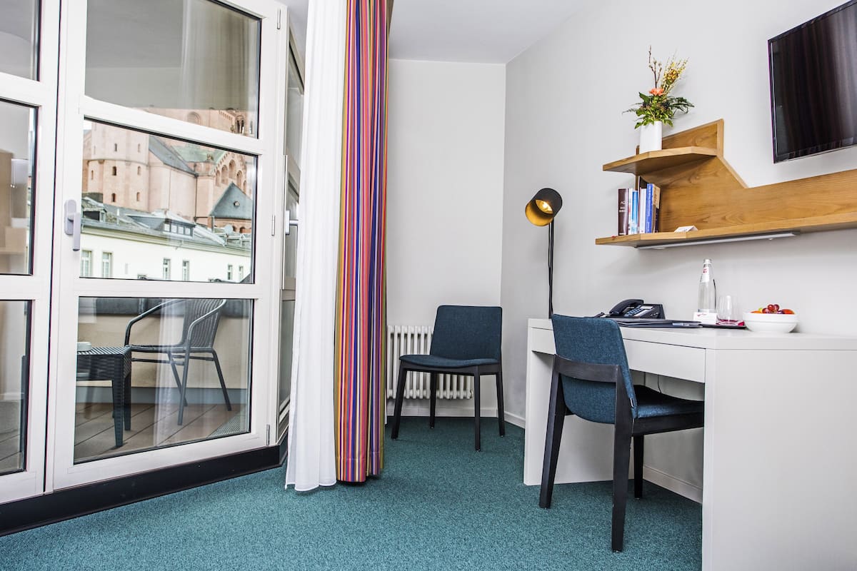 Habitación con 2 camas individuales, 1 habitación, para no fumadores | Área de sala de estar | Televisión de pantalla plana de 32 pulgadas con canales vía satélite
